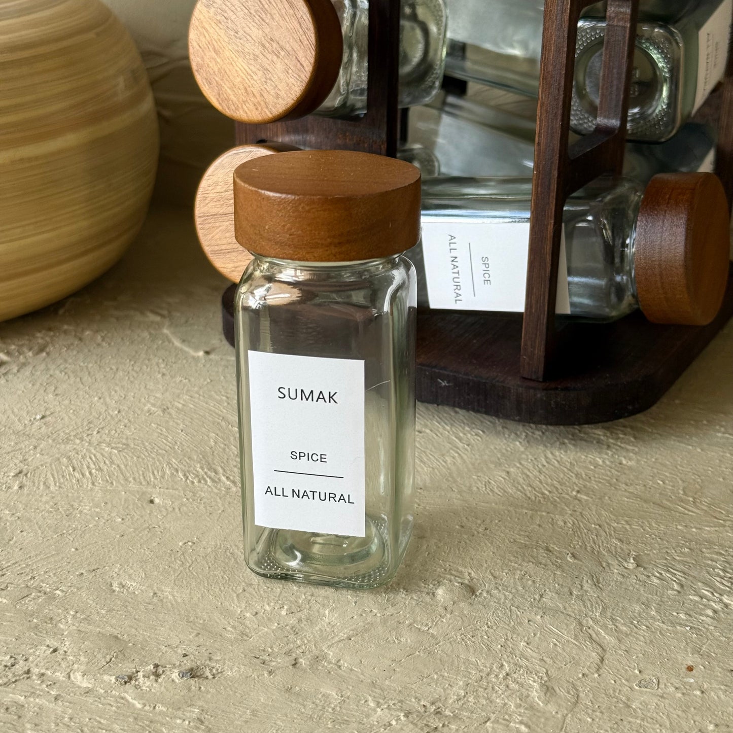 Aden Akasya Ağacı Standlı 12 li Akasya Kapaklı Kare Baharatlık Seti 120 ml Stiker Hediyeli KOD:10267
