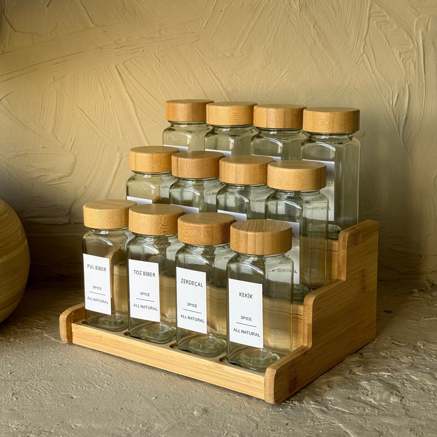 Aden Bambu Standlı 12 li Bambu Kapaklı Kare Baharatlık Seti 120 ml Stiker Hediyeli KOD:10270