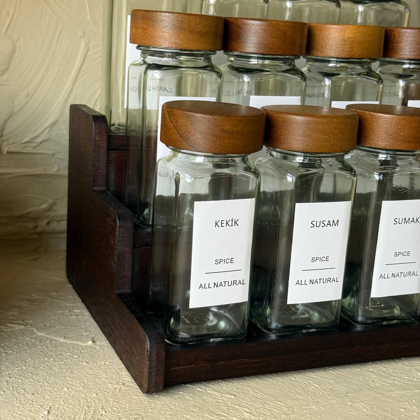 Aden Akasya Ağacı Standlı 12 li Akasya Kapaklı Kare Baharatlık Seti 120 ml Stiker Hediyeli KOD:10271